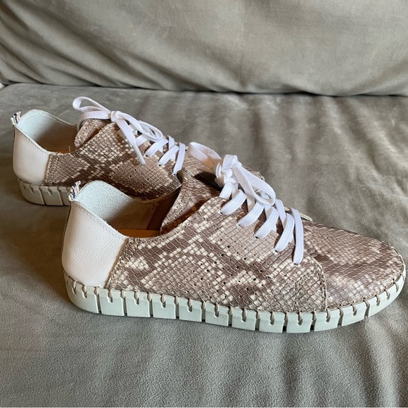 André Assous Iris Leather Sand Snake Sneaker - Size 7 (37EU) - Like New - Picture 10 of 13